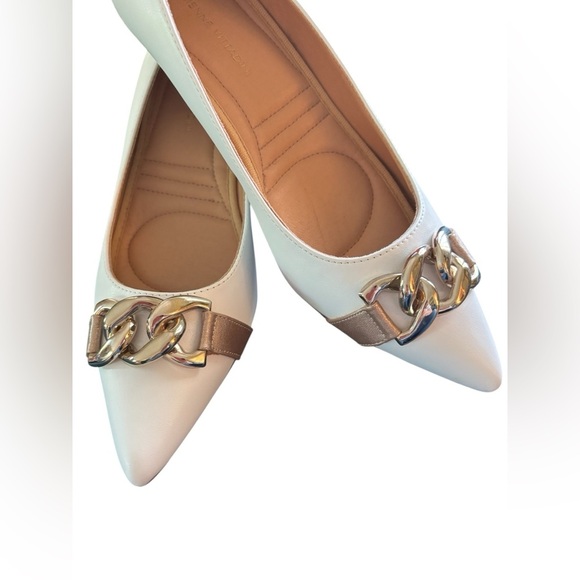 VTG Adrienne Vittadini White Faux Leather Kitten Heels 9M With Bold Gold Chain - Picture 3 of 9